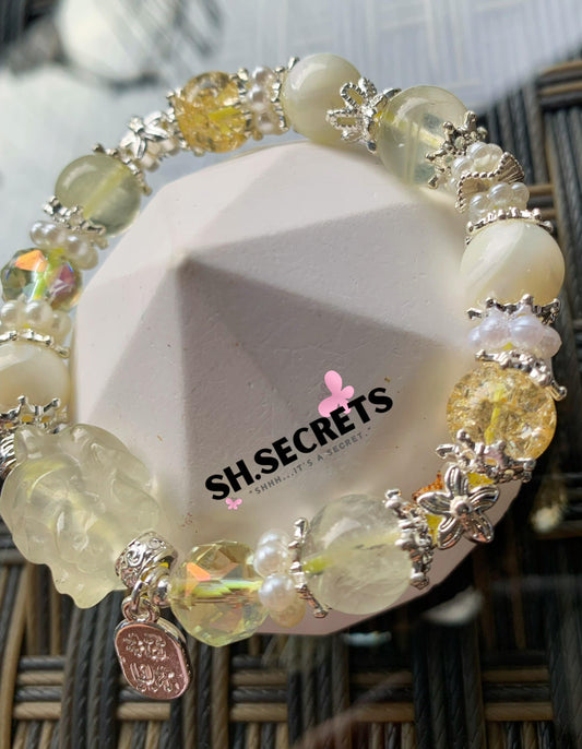 Citrine, White Conch, Crackled Quartz (Yellow)